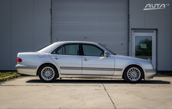 Mercedes-Benz E trieda Sedan 200 CDI 85kW MT6 / NA SPLÁTKY / NA PROTIÚČET 2001 stříbrná metalíza