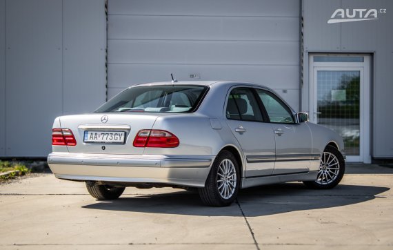 Mercedes-Benz E trieda Sedan 200 CDI 85kW MT6 / NA SPLÁTKY / NA PROTIÚČET 2001 stříbrná metalíza