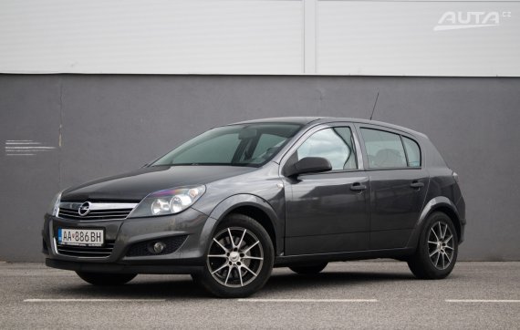 Opel Astra 2011 - hlavní pohled