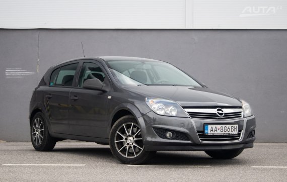 Opel Astra 2011 šedá
