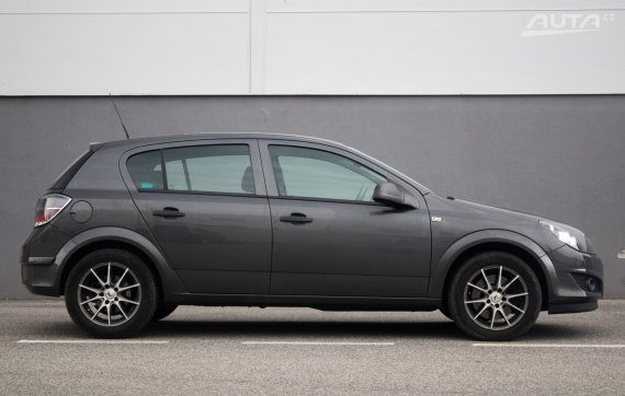 Opel Astra 2011 šedá