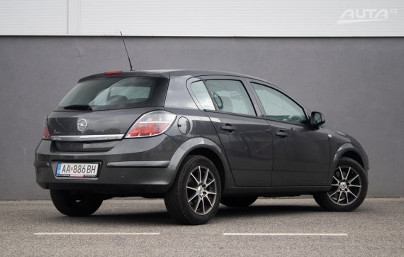 Opel Astra 2011 šedá