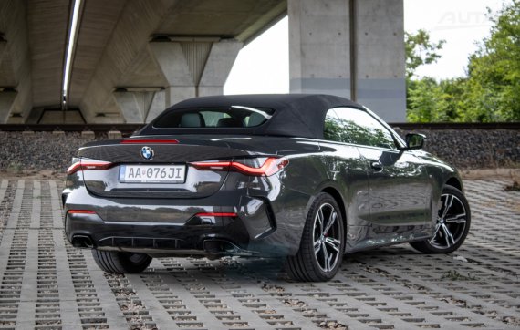 BMW Rad 4 Cabrio M440i mHEV xDrive A/T 2023 šedá