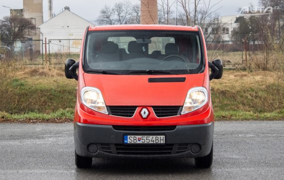 Renault Trafic 2.0 dCi 16V Passenger / 84kW / AJ NA SPLÁTKY / PROTIÚČET 2011 červená