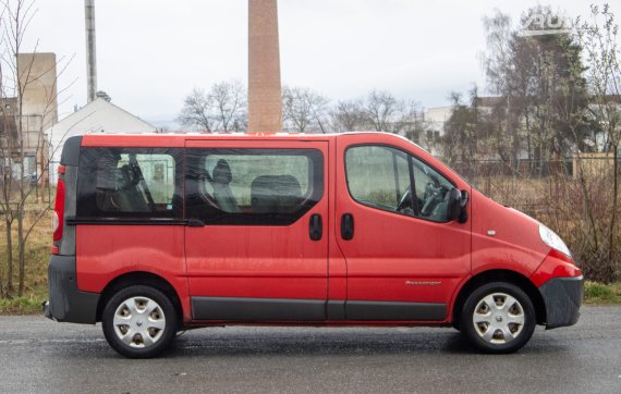 Renault Trafic 2.0 dCi 16V Passenger / 84kW / AJ NA SPLÁTKY / PROTIÚČET 2011 červená