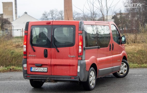 Renault Trafic 2.0 dCi 16V Passenger / 84kW / AJ NA SPLÁTKY / PROTIÚČET 2011 červená