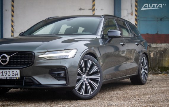 Volvo V60 B4 R-Design 145kw AT/8 2020 / AJ NA SPLÁTKY / PROTIÚČET 2020 šedá
