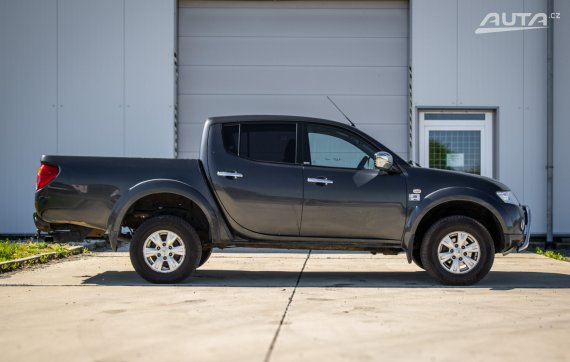 Mitsubishi L 200 2.5 DI-D Double Cabin 100kW / NA SPLÁTKY / NA PROTIÚČET 2011 šedá