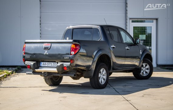 Mitsubishi L 200 2.5 DI-D Double Cabin 100kW / NA SPLÁTKY / NA PROTIÚČET 2011 šedá