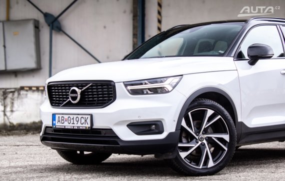 Volvo XC40 D4 R-Design 140kw AT/8 4x4 2018 / AJ NA SPLÁTKY / PROTIÚČET 2018 bílá