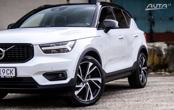Volvo XC40 D4 R-Design 140kw AT/8 4x4 2018 / AJ NA SPLÁTKY / PROTIÚČET 2018 bílá