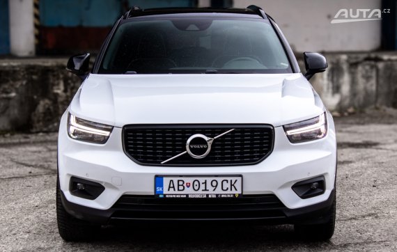 Volvo XC40 D4 R-Design 140kw AT/8 4x4 2018 / AJ NA SPLÁTKY / PROTIÚČET 2018 bílá