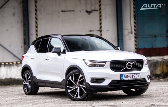 Volvo XC40 D4 R-Design 140kw AT/8 4x4 2018 / AJ NA SPLÁTKY / PROTIÚČET 2018 bílá