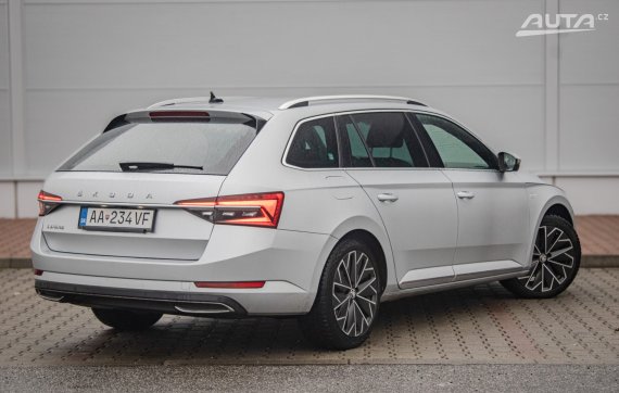 Škoda Superb Combi 2.0 TDI SCR L&amp;K DSG 2021 stříbrná metalíza