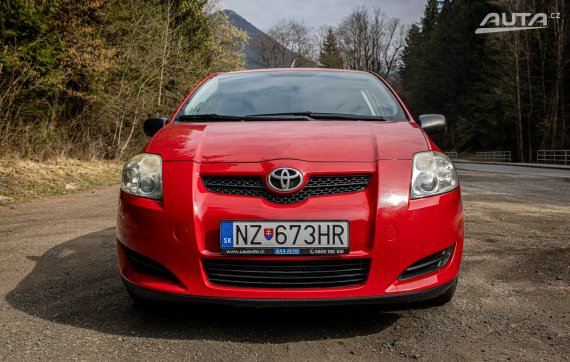 Toyota Auris 1.33 l Dual VVT-i Terra Cool, 74kW, M6, 5d. / AJ NA SPLÁTKY / PROTIÚČET 2010 červená