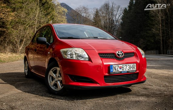 Toyota Auris 1.33 l Dual VVT-i Terra Cool, 74kW, M6, 5d. / AJ NA SPLÁTKY / PROTIÚČET 2010 červená