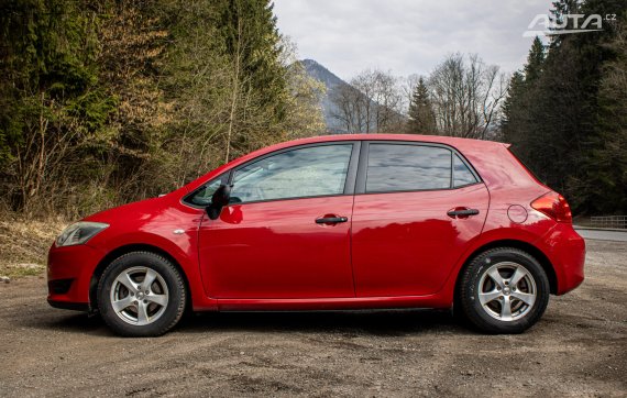 Toyota Auris 1.33 l Dual VVT-i Terra Cool, 74kW, M6, 5d. / AJ NA SPLÁTKY / PROTIÚČET 2010 červená