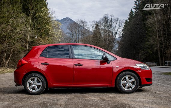 Toyota Auris 1.33 l Dual VVT-i Terra Cool, 74kW, M6, 5d. / AJ NA SPLÁTKY / PROTIÚČET 2010 červená
