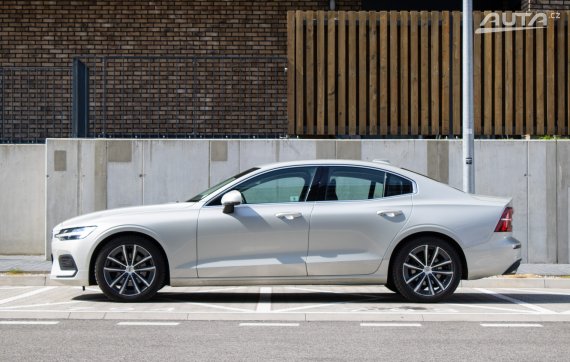 Volvo S60 B4 mHEV Plus Bright A/T 2022 šedá