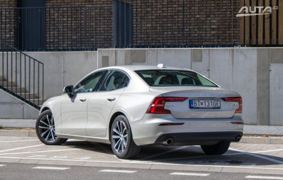 Volvo S60 B4 mHEV Plus Bright A/T 2022 šedá