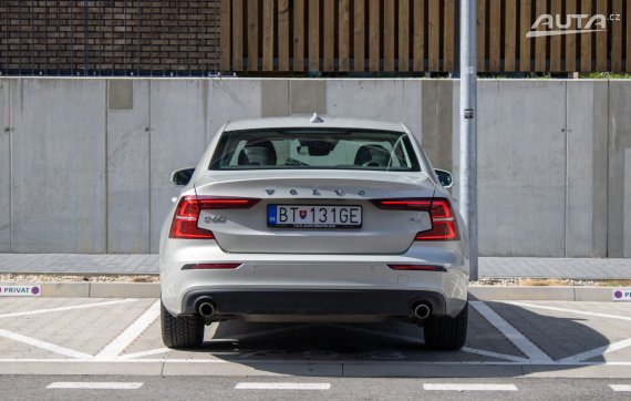 Volvo S60 B4 mHEV Plus Bright A/T 2022 šedá