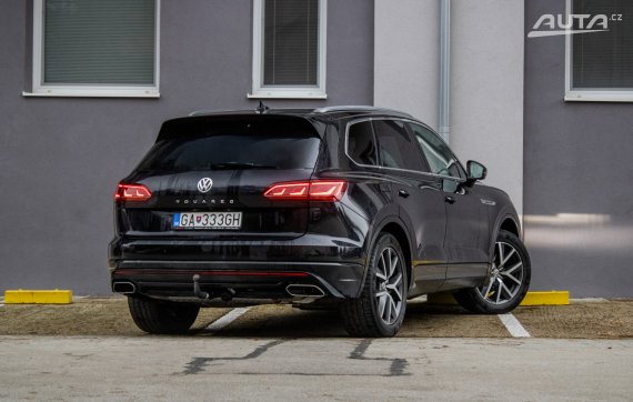 Volkswagen Touareg 3.0 V6 TDI SCR R-Line / AJ NA SPLÁTKY / PROTIÚČET / 2019 černá