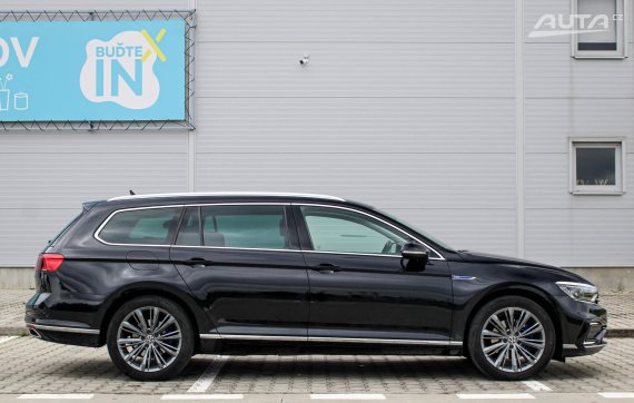Volkswagen Passat Variant GTE 1.4 TSI DSG / AJ NA SPLÁTKY / PROTIÚČET / 2023 černá