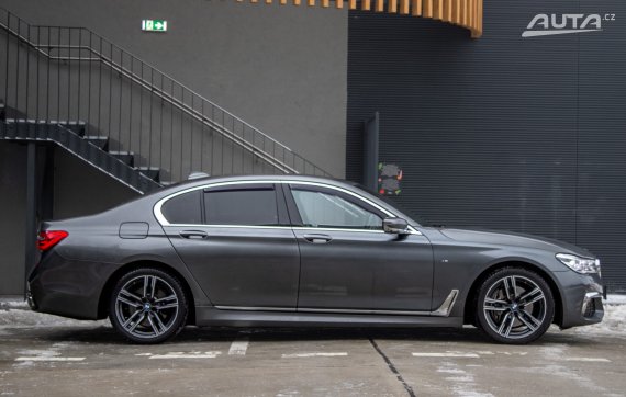 BMW Rad 7 730d xDrive A/T 2018 šedá