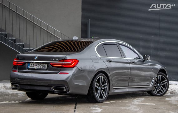 BMW Rad 7 730d xDrive A/T 2018 šedá