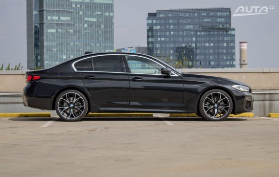 BMW Rad 5 520d mHEV xDrive A/T / DRUHÁ SADA R20 KOLIES / 2021 černá