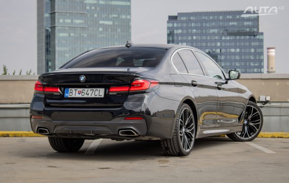BMW Rad 5 520d mHEV xDrive A/T / DRUHÁ SADA R20 KOLIES / 2021 černá
