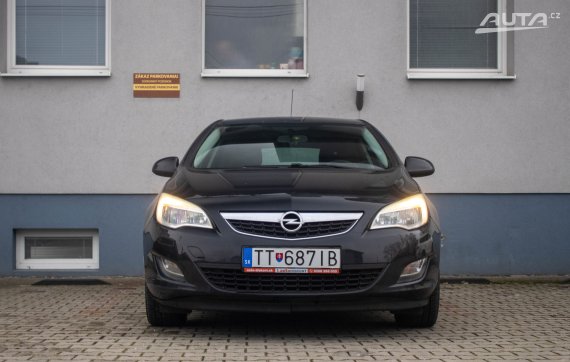 Opel Astra 1.4 Turbo 88kW 2012 / AJ NA SPLÁTKY / 2012 černá