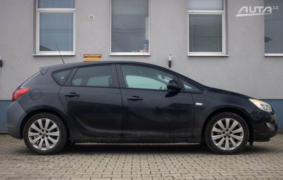 Opel Astra 1.4 Turbo 88kW 2012 / AJ NA SPLÁTKY / 2012 černá