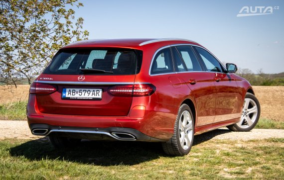 Mercedes-Benz E300de AMG Line 143kw AT/9 2022 / AJ NA SPLÁTKY / PROTIÚČET 2022 červená