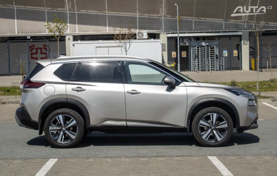 Nissan X-Trail 1.5 N-Connecta Xtronic CVT / 120kW / ZÁRUKA / AJ NA SPLÁTKY / PROTIÚČET 2024 stříbrná metalíza