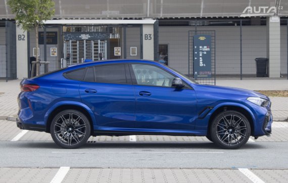 BMW X6 M Competition 2021 modrá