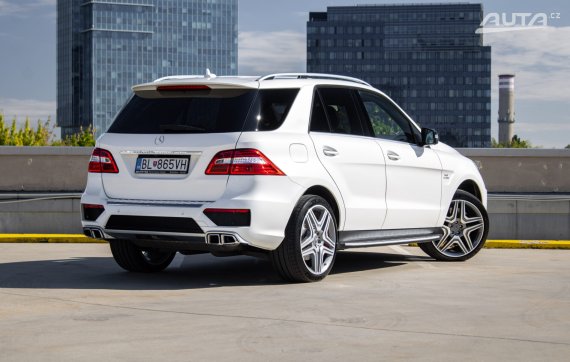 Mercedes-Benz ML 63 AMG, 430kW PERFORMANCE PACKAGE 2012 bílá