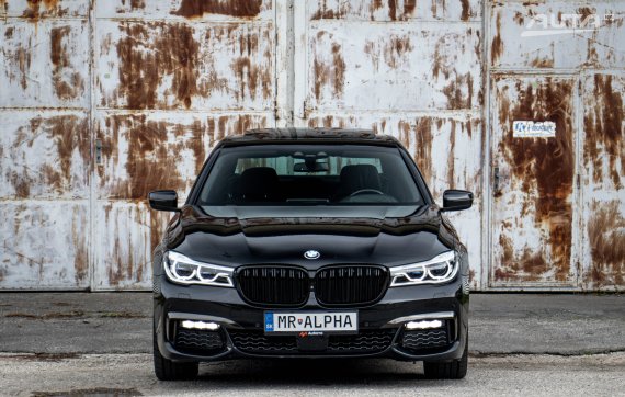 BMW Rad 7 740d xDrive A/T 2017 černá