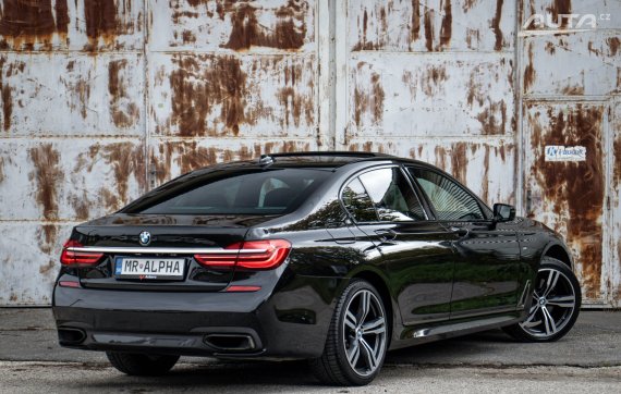 BMW Rad 7 740d xDrive A/T 2017 černá