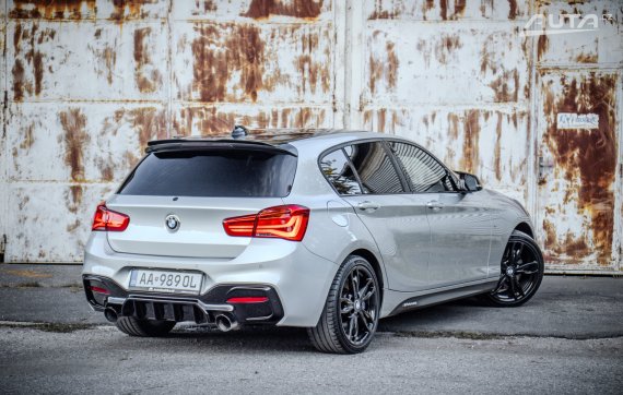 BMW Rad 1 M 140i xDrive A/T 2017 stříbrná metalíza