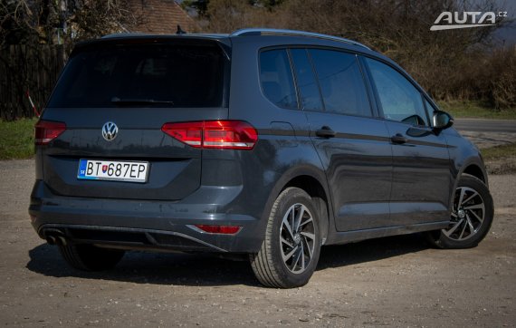 Volkswagen Touran 1.4 TSI ACT DSG / AJ NA SPLÁTKY / PROTIÚČET / 2018 šedá