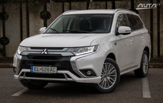 Mitsubishi Outlander 2.4l PHEV CVT / AJ NA SPLÁTKY / PROTIÚČET / 2021 - hlavní pohled