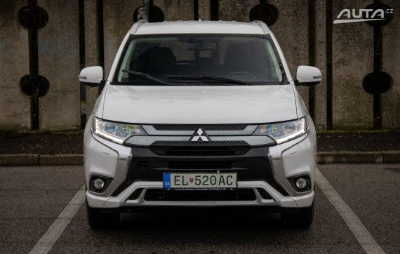Mitsubishi Outlander 2.4l PHEV CVT / AJ NA SPLÁTKY / PROTIÚČET / 2021 bílá