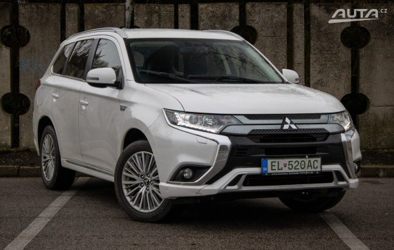 Mitsubishi Outlander 2.4l PHEV CVT / AJ NA SPLÁTKY / PROTIÚČET / 2021 bílá