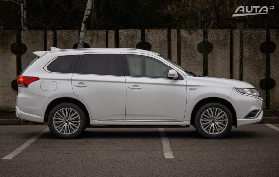 Mitsubishi Outlander 2.4l PHEV CVT / AJ NA SPLÁTKY / PROTIÚČET / 2021 bílá