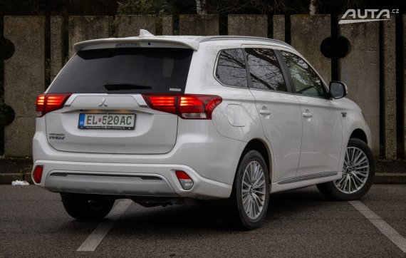 Mitsubishi Outlander 2.4l PHEV CVT / AJ NA SPLÁTKY / PROTIÚČET / 2021 bílá