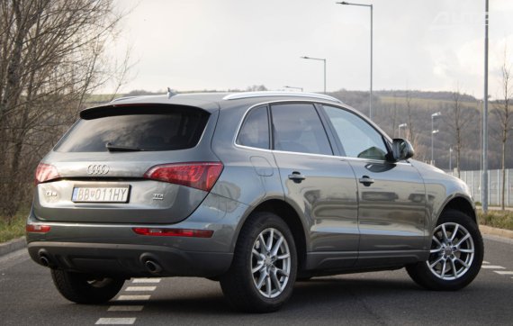 Audi Q5 3.0 TDI quattro 2011 šedá