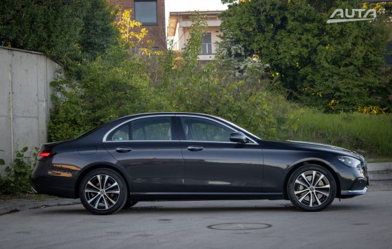 Mercedes-Benz E trieda Sedan 300 mHEV A/T / AJ NA SPLÁTKY / PROTIÚČET / 2021 šedá