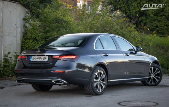 Mercedes-Benz E trieda Sedan 300 mHEV A/T / AJ NA SPLÁTKY / PROTIÚČET / 2021 šedá