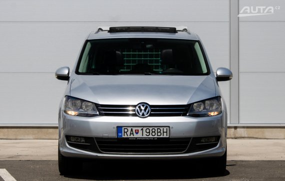 Volkswagen Sharan 2.0 TDI BMT Highline DSG AT6 130kW / NA SPLÁTKY / NA PROTIÚČET 2014 stříbrná metalíza